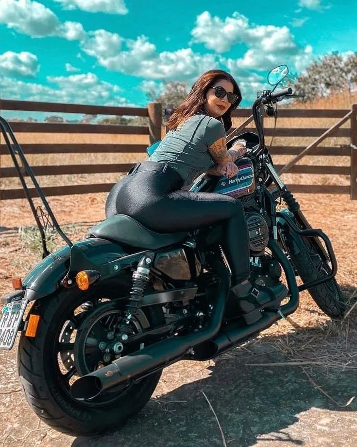 Harley-Davidson
#BikerGirl