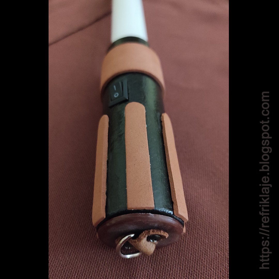 refriklaje_jsb's tweet photo. Un día como hoy hubo una conmoción. Había llegado un ser cuya medida de midiclorianos era mayor de lo normal. Este es el arma de entrenamiento que se me pidió para él. 🤓⚔️
#StarWars #lightsaber #sablelaser #laguerradelasgalaxias #hechoamano #handmadebyme #recycling #reciclaje https://t.co/0rI0ZNxaGf
