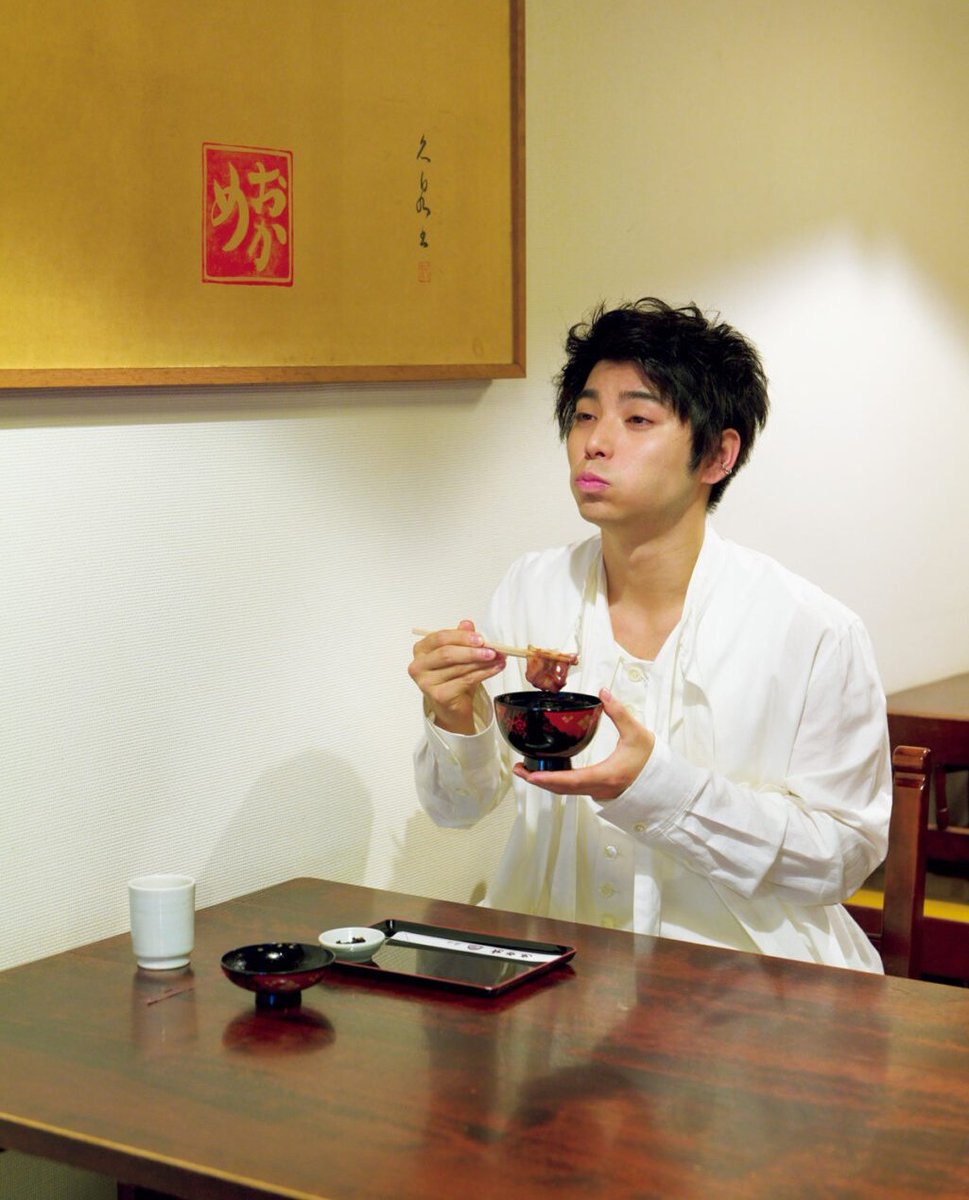 sir_murakami's tweet photo. nijiro in an interview:
I love sweets, but my favorite things are limited. I always order oshiruko (sweet red beans soup) and zenzai (red beans paste) at a restaurant. I love red bean paste, but with rice, wheat flour, and some other carbohydrates are just right🥣
#NijiroMurakami https://t.co/wTnF6jvcD4