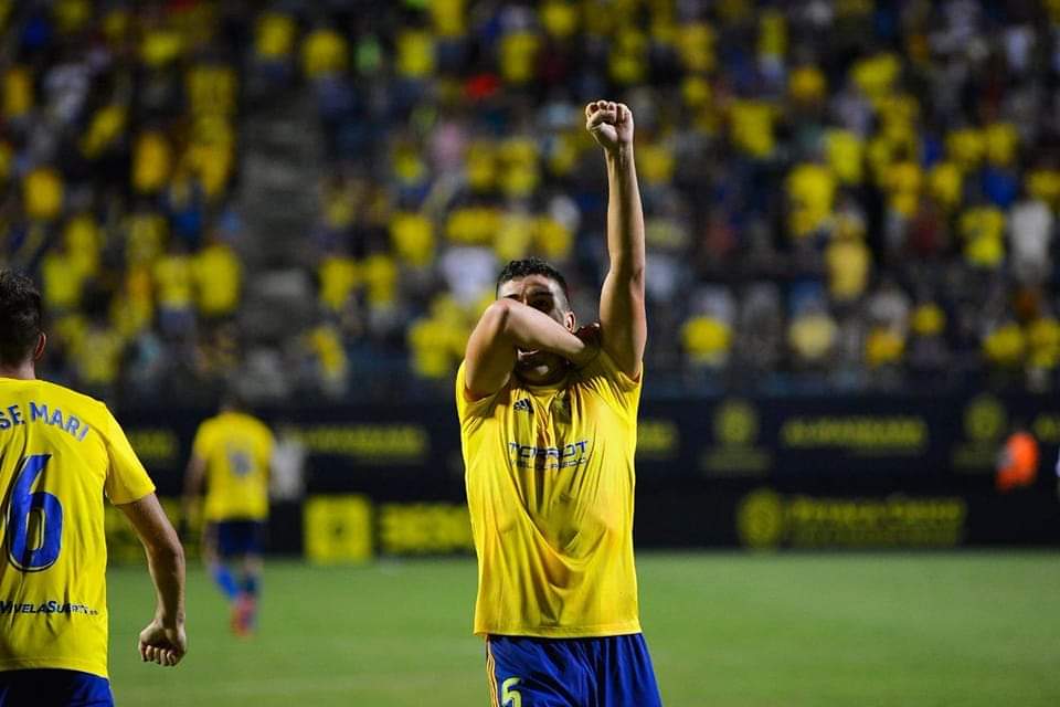 Jon Ander Garrido, capitán del Cádiz, se ha retirado hoy del fútbol. Celebró sus goles con el puño en alto "como símbolo de la lucha contra las injusticias" y apoyó la huelga del Metal de Cádiz. Uno de los nuestros.✊
