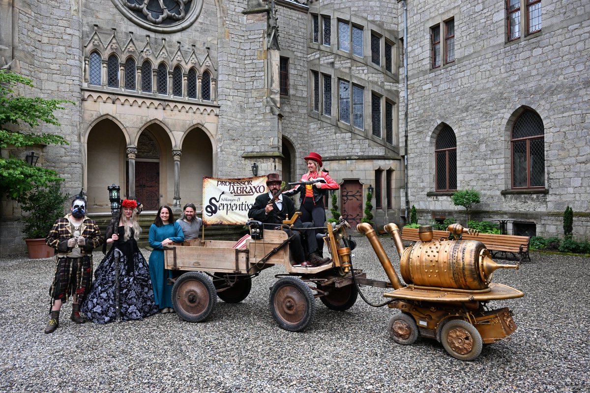 hannoverfotogr1's tweet photo. Wochenendtipp - #ANNOTOPIA auf #Schloss #Marienburg. Am 10. und 11. Juni lädt der zeitreisende #Professor #Abraxo seine Begegnungen aus Raum und Zeit sowie alle neugierigen Besucher von klein bis groß in seine fantastische Welt. https://t.co/BoqjoNOiZU