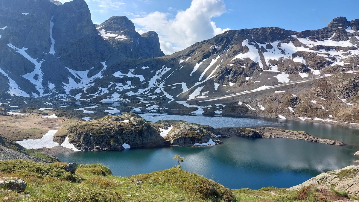 SGenepis's tweet photo. 08 juin 2023 : rando au Grand Eulier 
Lacs Robert quasi dégelés, encore pas mal de neige au dessus de 2400 m 
Presque plein soleil sur le Vercors et la Chartreuse mais sur Belledonne cumulification rapide (10 h du mat sur la 3ème photo) https://t.co/3IWhGMceZf
