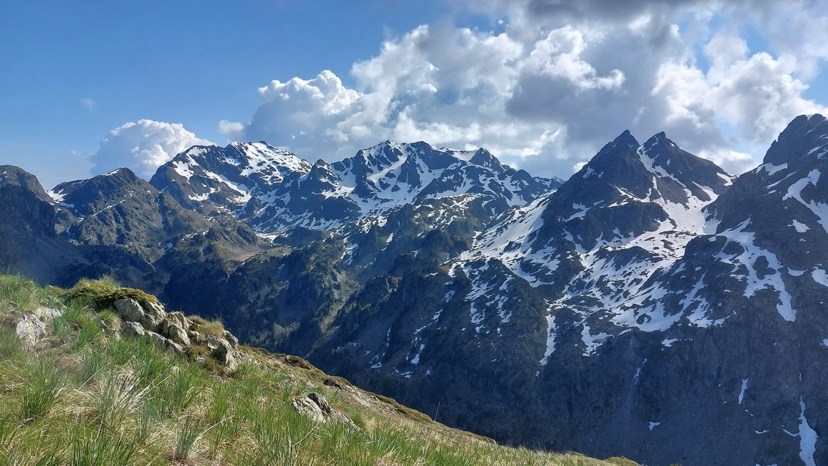 SGenepis's tweet photo. 08 juin 2023 : rando au Grand Eulier 
Lacs Robert quasi dégelés, encore pas mal de neige au dessus de 2400 m 
Presque plein soleil sur le Vercors et la Chartreuse mais sur Belledonne cumulification rapide (10 h du mat sur la 3ème photo) https://t.co/3IWhGMceZf