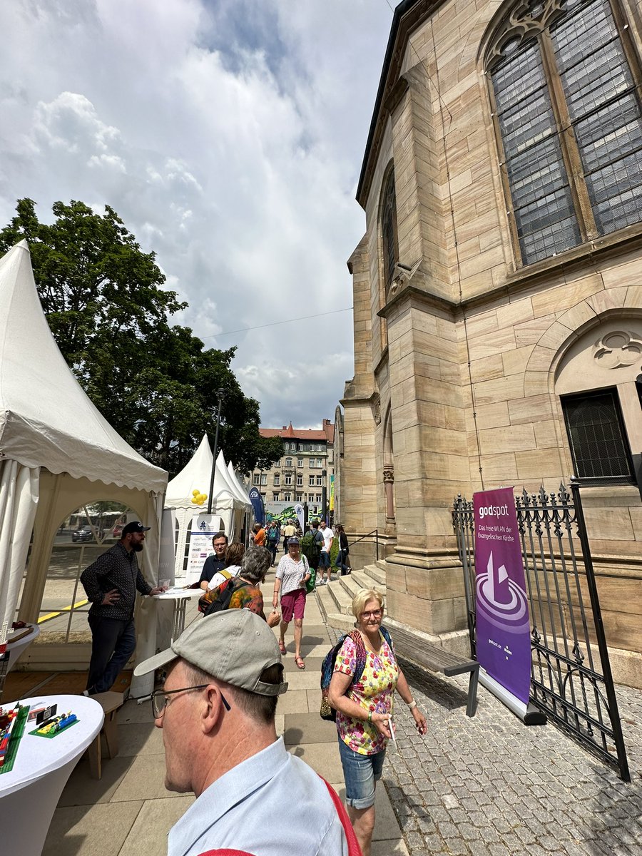 “Jetzt ist die Zeit” ist das Motto des <a href="/kirchentag_de/">Dt. Ev. Kirchentag</a> in Nürnberg &amp; Fürth bei bestem Wetter &amp; toller Laune tauschen sich Vertreter*innen der Zivilgesellschaft darüber aus, wie wir zusammen leben wollen. Auch die #ZuDiKi ist hier, denn eines darf dabei nicht fehlen: #Begegnung.
