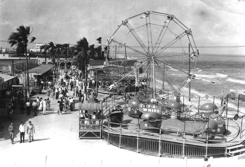 101FunCC's tweet photo. Corpus Christi’s North Beach area has been a destination of choice for over a century. It’s close to  downtown and home to two top attractions: the Texas State Aquarium and  the USS Lexington Museum on the Bay. #CorpusChristi https://t.co/gUp1d24VcG https://t.co/E3Bfa5glYA