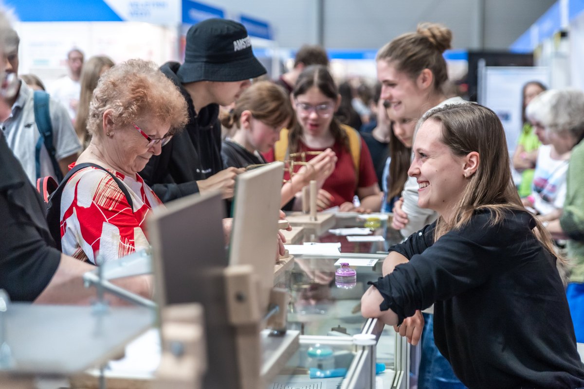 Akademie_ved_CR's tweet photo. První den Veletrhu vědy je za námi 💪

Přijďte se podívat i v pátek a sobotu❗🧐
Najdete nás v PVA EXPO PRAHA a vstup je zcela zdarma 💸

Více ➡️ https://t.co/feudxQakXD https://t.co/6kvytVsoZn
