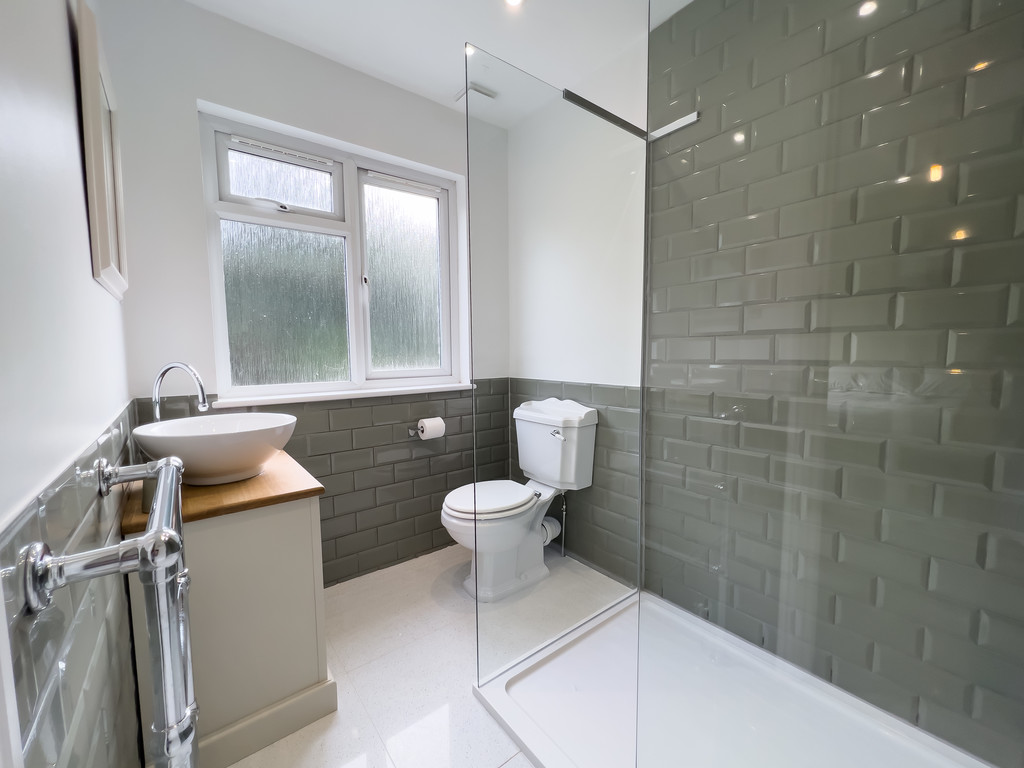 Step into luxury in this stunning shower room on Dallaway Gardens!😍 Don't miss out on the chance to view this property! Contact us to schedule a viewing. colesestateagents.com/property/dalla… #property #eastgrinstead