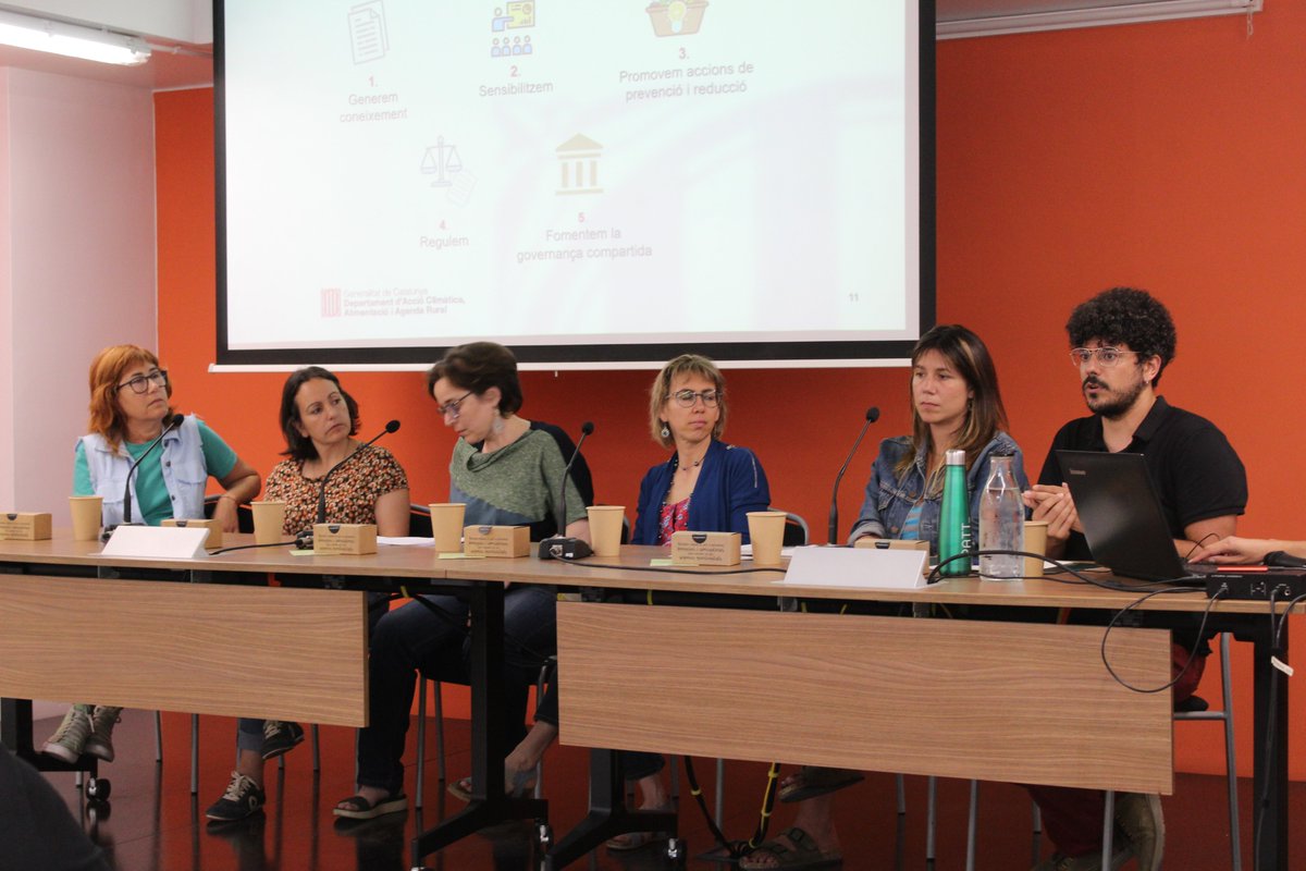 (2/9) Vam començar amb una magnífica taula rodona on hi van participar agents educatius i expertes vers la problemàtica.

La conclusió? Els reptes de futur són molts però tots i cadascun d’ells passen per treballar plegades en la recuperació de la cultura alimentària.