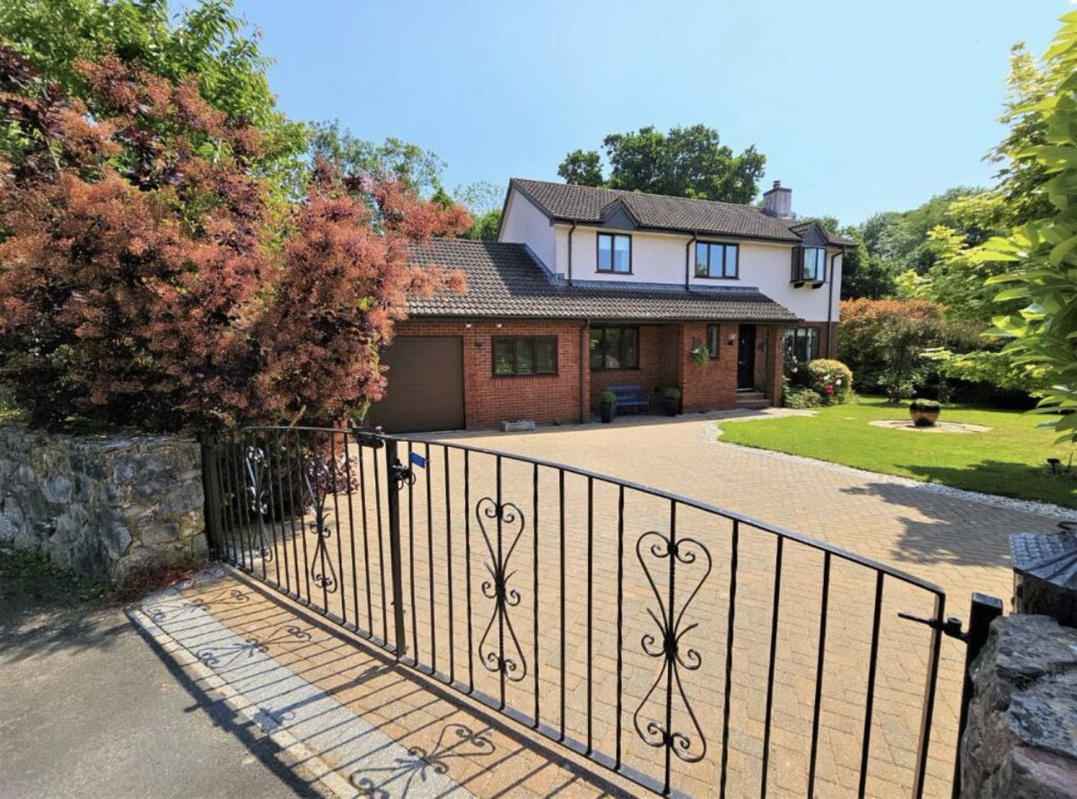 Beautiful 5 bedroom detached home set on a 0.25 acre plot for sale in #bolham Full details here - diamondagent.co.uk/property-detai… #tiverton #devon #middevon #exevalley #devonhomes #devonlife #theguild #proudguildmember