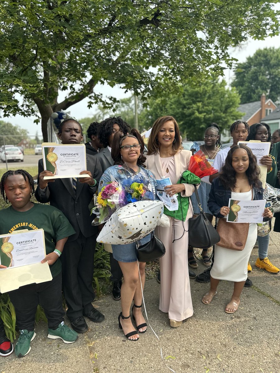Started my day early speaking to 8th graders in Detroit graduating from Vernor.. my old elementary school!! So proud of these kids #classof2023