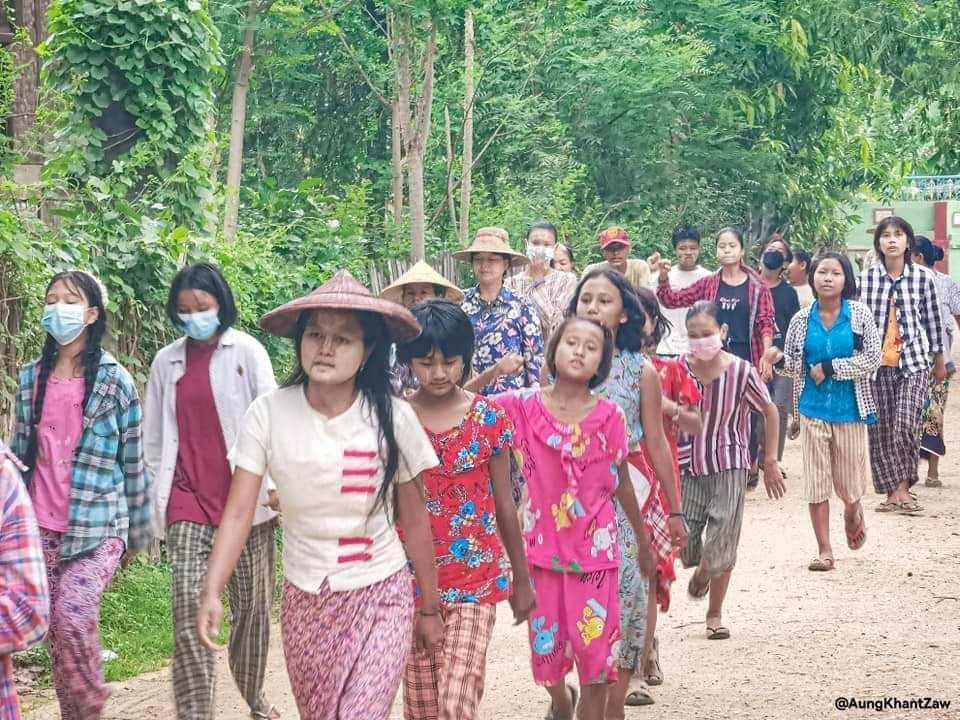 Nikki66000460's tweet photo. The determined pro-democracy residents were rallying and staging an anti-dictatorship protest on the West Bank of Chindwin river in Sagaing region today.  #2023Jun8Coup #AcceptNUGRejectMilitary #WhatsHappeningInMyanmar https://t.co/9DYAQHIayh