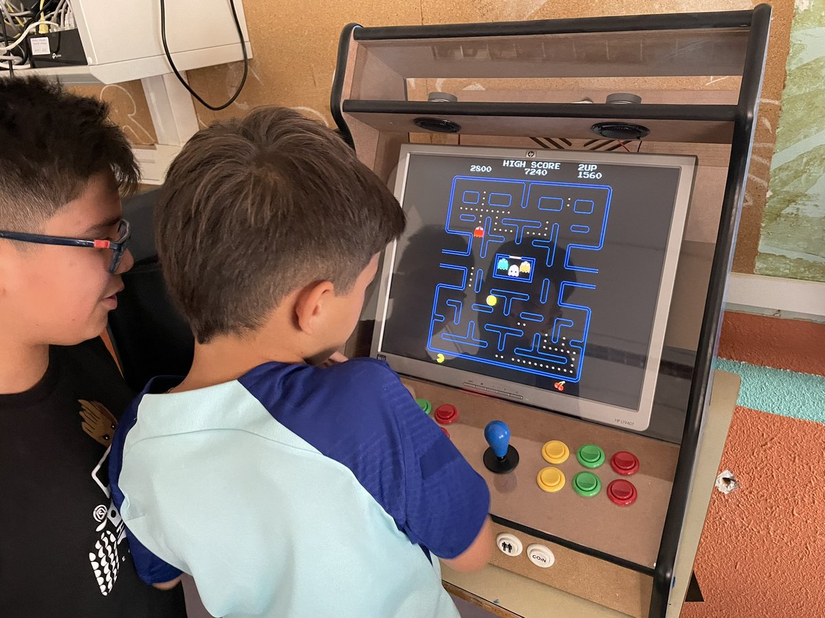 Aprendiendo a programar videojuegos como el famoso #PacMan y también probándolos por si podemos mejorarlos. Gracias al vídeo de <a href="/ProgramoErgoSum/">Asociación Programo Ergo Sum</a> Seguimos🎉🎉🎉