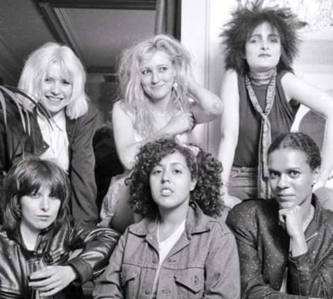 DavidPraDino's tweet photo. Nada es mas fuerte que una mujer que se ha recontruido a si misma...
Debbie Harry (Blondie), Viv Albertine (The Slits), Siouxsie Sioux, Chrissie Hynde (The Pretenders), Poly Styrene (X-Ray Spex) &amp; Pauline Black (The Selecter)
#EraDinosaurio https://t.co/n5H6tqVwYG