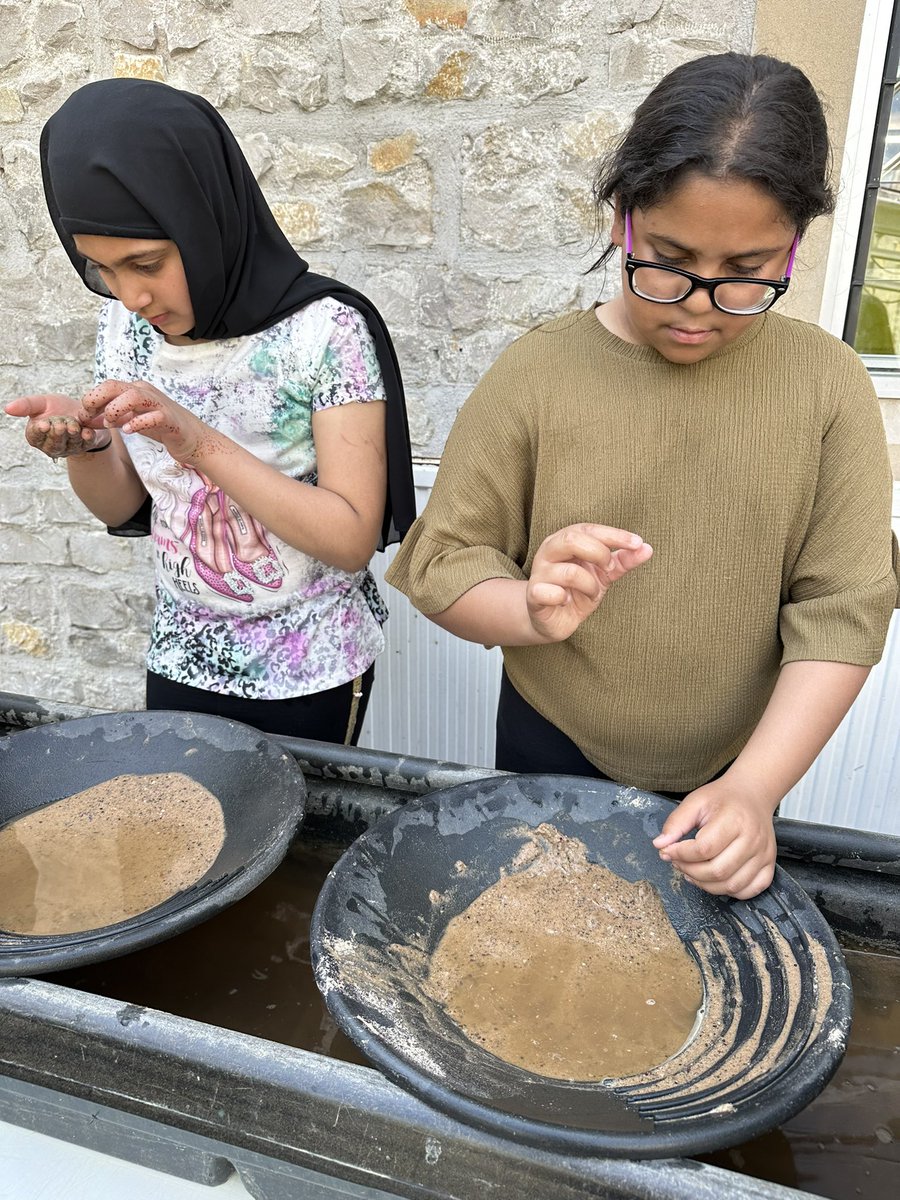 Y6 had their last session of the day: Gem Panning! We sifted through the sand, separating materials to find some gems. Some of us found a reality unique gem that’s found only in Castleton called “Blue John”! 💎#ScienceatWelbeck @NST_forschools