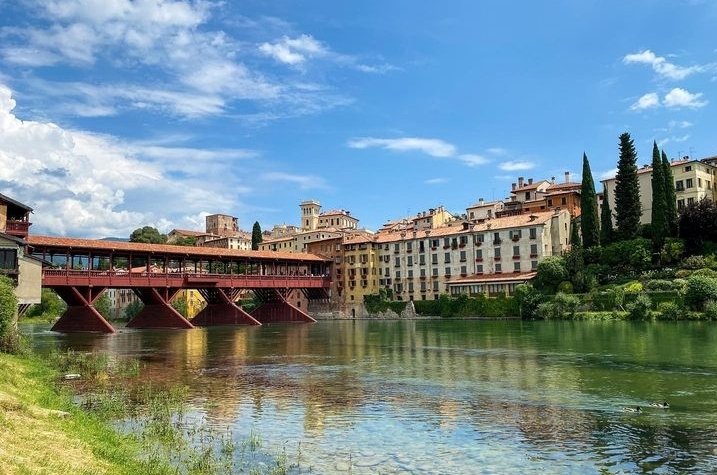 Buona serata 🤩🥰😍

Ph. Ig francescocasto_88 

#visitbassano #bassanodelgrappa #pontevecchio #pontedeglialpini #pontepalladiano #brenta #veneto #visitveneto #thelandofvenice  #venetodascoprire #italy #visititaly #bluesky