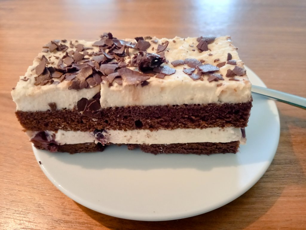 Sergej_Ivanov's tweet photo. Späte #Jause: #Schwarzwälder Kirsch Schnitte, #Himbeerschnitte und ein #Punschkrapfen! https://t.co/CCdbX0Im0n
