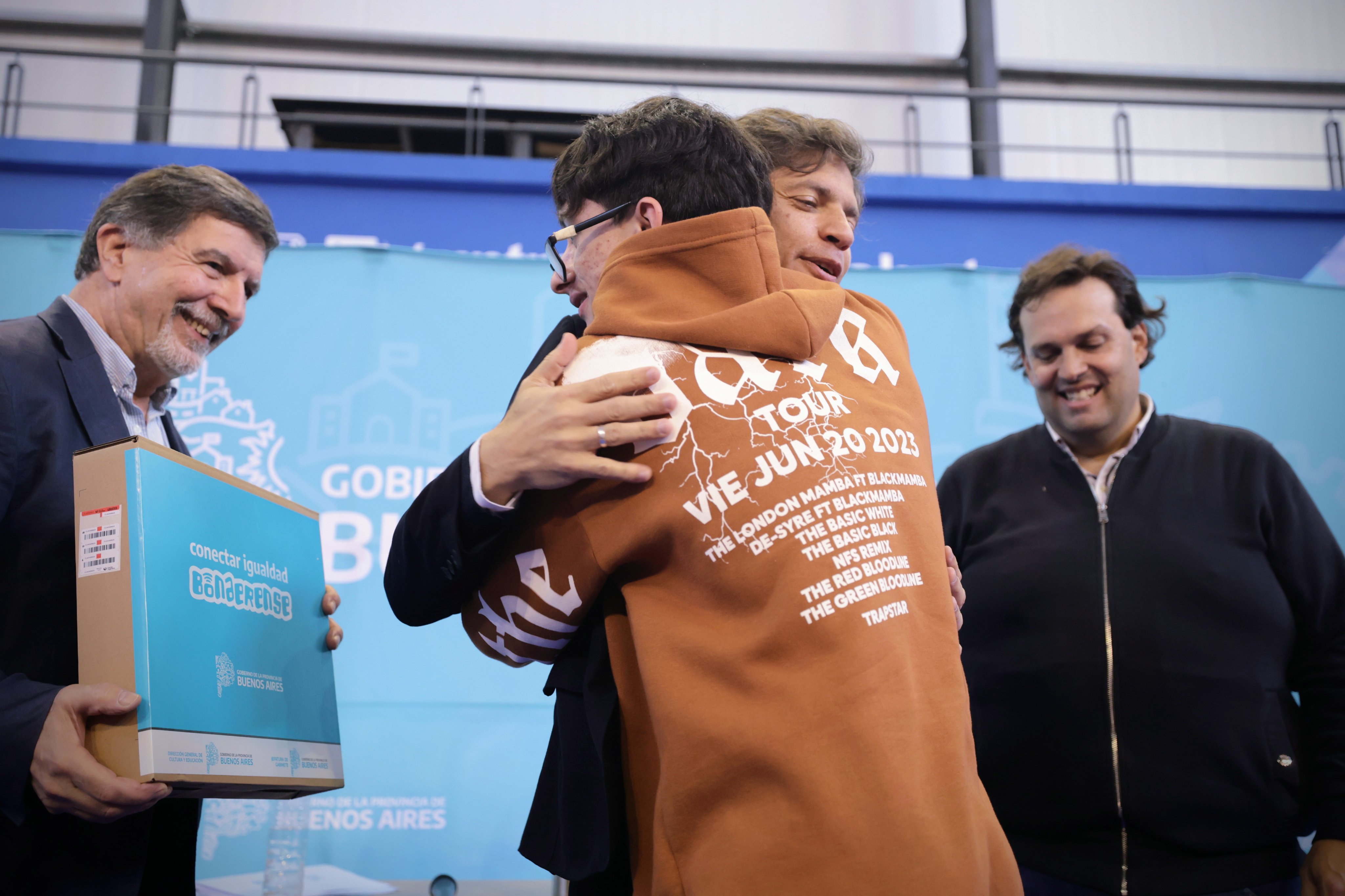 Kicillof entregó computadoras a estudiantes secundarios de Tres de Febrero