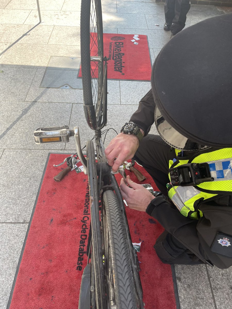 Bike marking session complete!! @TeamLondonBdg PC’s Nick & Lee led the event today, assisted by @BTPLondonBridge & @MPSRTPC Lots of engagement & plenty of crime prevention advice given to those who work & travel through the London Bridge #BID. Great work #Team 🚲🚴