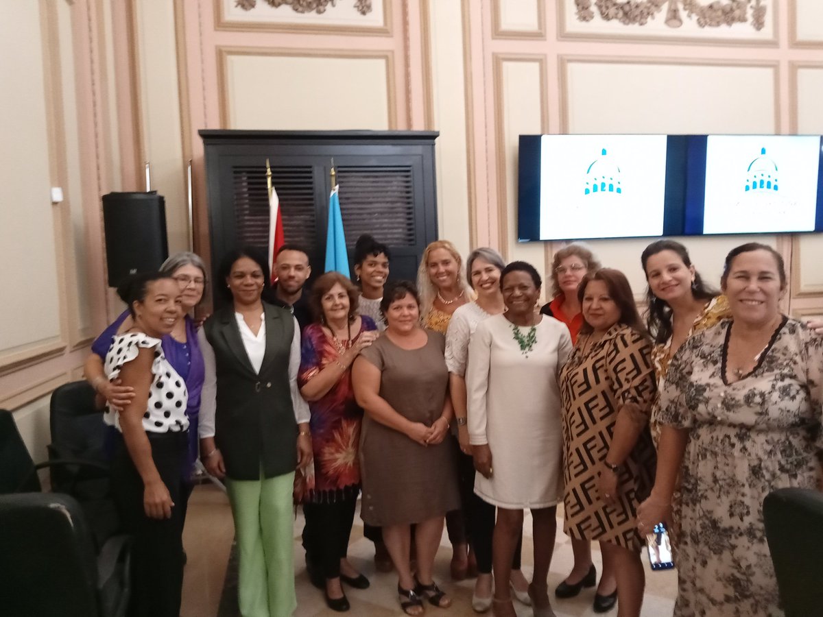 Hoy se presentó el Observatorio de Género de Cuba con la presencia de <a href="/DiazCanelB/">Miguel Díaz-Canel Bermúdez</a>,el Presidente de la <a href="/AsambleaCuba/">Asamblea Nacional Cuba</a>,<a href="/TeresaBoue/">@SecGFMC</a>, <a href="/anamarianpp/">Ana Mari Machado</a>,organismos internacionales y nacionales.Arduo trabajo de todo un colectivo junto a la <a href="/OneiCuba/">ONEI</a>, medir para seguir avanzando #PAMujeres 🇨🇺