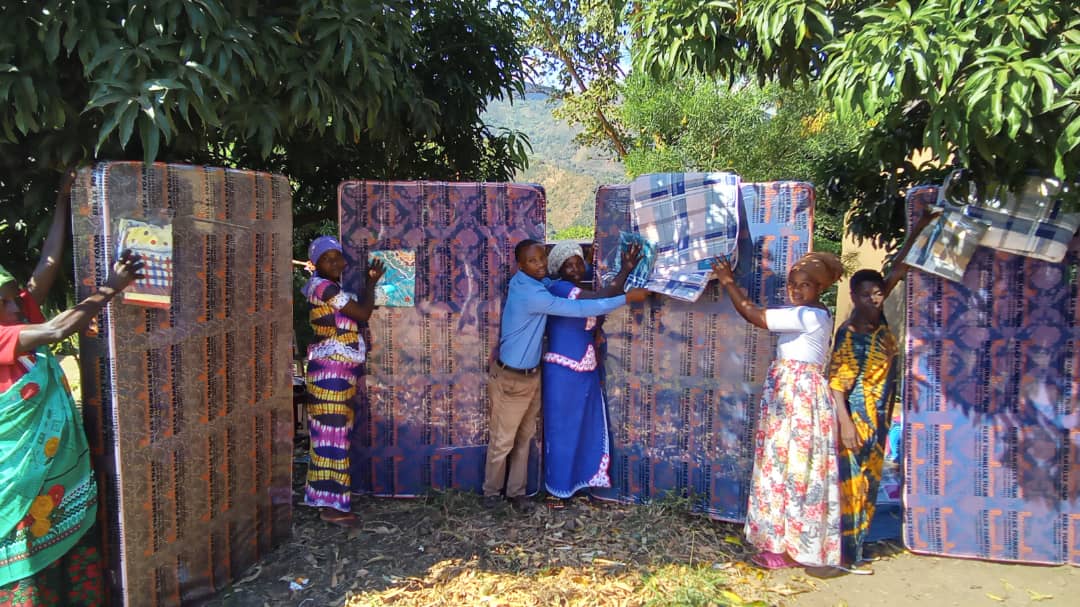 Muri gahunda ya Dusasirane, imiryango 15 yahawe matelas,bakaba biyemeje guca nyakatsi kuburiri, igikorwa kirakomeje #TUJYANEMO <a href="/RusiziDistrict/">Rusizi District</a> <a href="/DrKibiriga/">Dr. ANICET KIBIRIGA</a> <a href="/yussufBAZIKI/">yussuf BAZIKI</a>