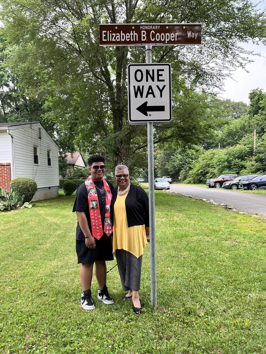 MsKCrowder1's tweet photo. I’m honored to have witnessed and been a part of the street renaming for my Grandmother! #civilrights #ElizabethBCooper #desegregation #firstdistrict #WestHamptonJuniorHigh #thomasjeffersonhighschool
#RichmondPublicSchools
https://t.co/3clLoZSAaK https://t.co/N6QtOpiajn