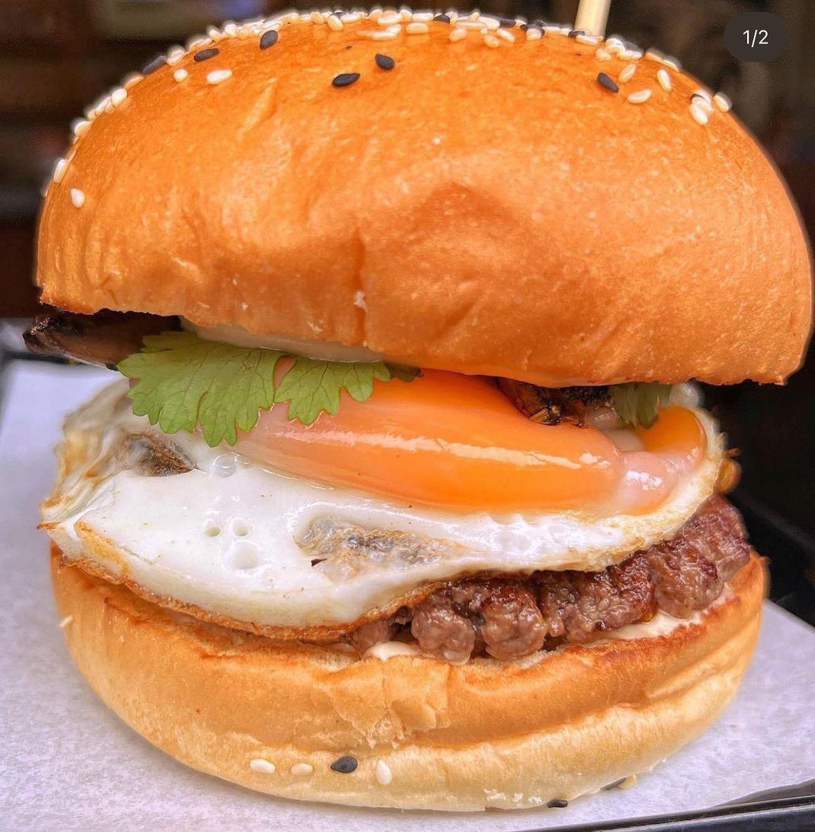 🍔 Burger: Miso Hungry!
🥩 Anqus grass fed patty
🧄Garlic kimchi
🫙Miso mavo
🍳Fried egg
🌿Coriander
🍄Grilled mushrooms

Find it at @brooklyndepotog ‼️

#brisbanefood #brisbaneeats #burger