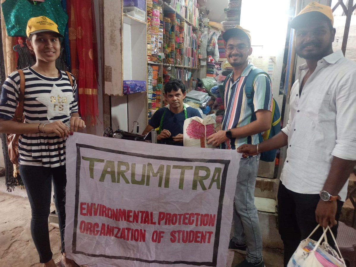 itsourturn2lead's tweet photo. Interns of Tarumitra distributed 2,500 paper bags made by students of various schools among  50 shop owners at Digha bazaar and their locality. 

#WorldEnvironmentDay 
#Worldenvironmentweek 
#BeatPlasticPollution https://t.co/OjARvkTtfE