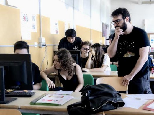 Davide, 23 anni, affetto dalla sindrome di Asperger, presta servizio a scuola da volontario. 
I limiti ci sono per essere superati o per essere canalizzati per potersi meglio esprimere. Davide è un esempio di autismo ad alto funzionamento, ha studiato game design e film making, e