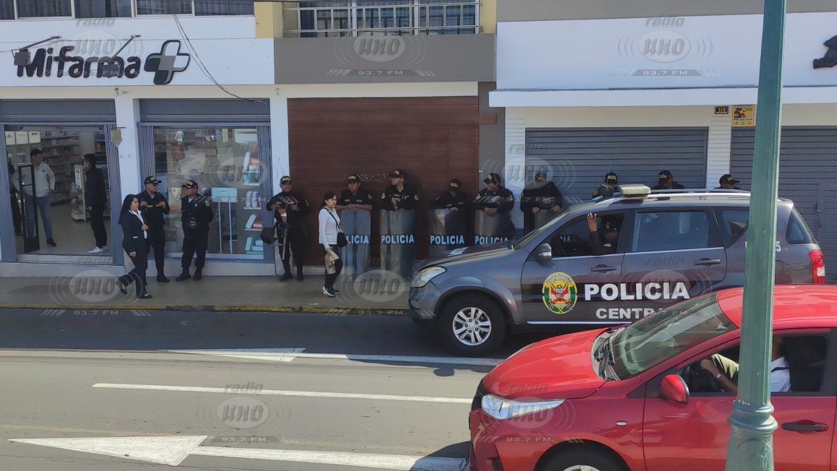 🔴#Ahora│Mientras ola delincuencial golpea a #Tacna, más de treinta policías son asignados a plantón de Derechos Humanos en el centro cívico que con ocho manifestantes reclama por muertes ocurridas durante #DinaBoluarte.