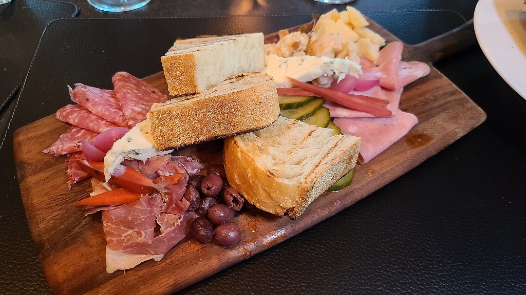 What to do this summer? Superb Al Fresco Dining Plus Many Other Amenities at this Fabulous Las Vegas Village, <a href="/tivolivillagelv/">Tivoli Village</a>. #ElSolitoPosto features signature Italian dishes &amp; a stunning outdoor patio with views of the Village’s fountain.
flicksandfood.com/2023/06/07/sup…