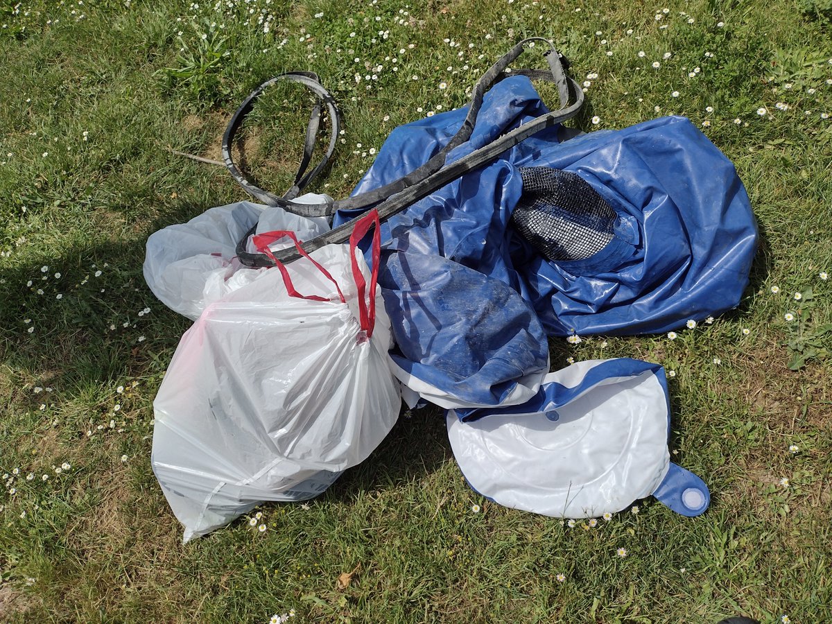 ClackamasRiver's tweet photo. It's #WorldOceansDay! Thank you to our River Ambassador friends who did a #volunteer float to clean up garbage out of the #Clackamas River yesterday! 🌎🌊🐟🚣‍♀️Trash looks much better in our Stash the Trash bags than it does in our drinking water supply. https://t.co/AIyV9dITai
