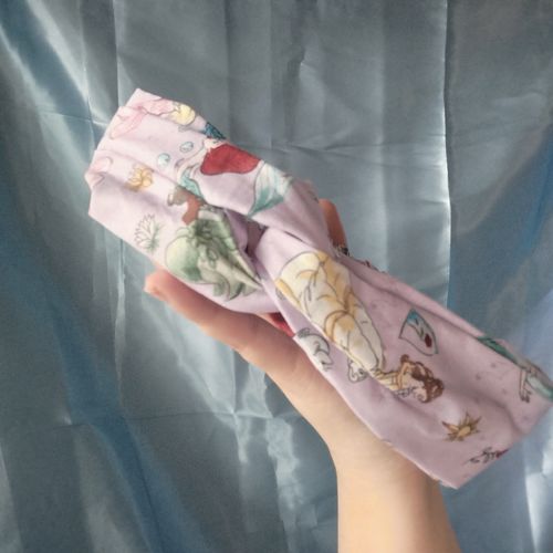 PoisonWhiteRose's tweet photo. This is one of my favorite headbands. It's also part of the sale that we are having where everything is one sale!

Scrunchies are $1.50
Headbands are $2.50
Sets are $3

#PachysWhimsy #ScrunchieShop #SmallBusiness #PachysHerd #HairAccesories #Handmade #PachysScrunchie https://t.co/zBui6q9nSC
