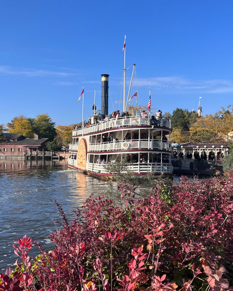The Molly Brown boat in all her glory. Doesn't she look amazing during golden hour? ☀️

#disneylandparis #disneyparks #disneymagic