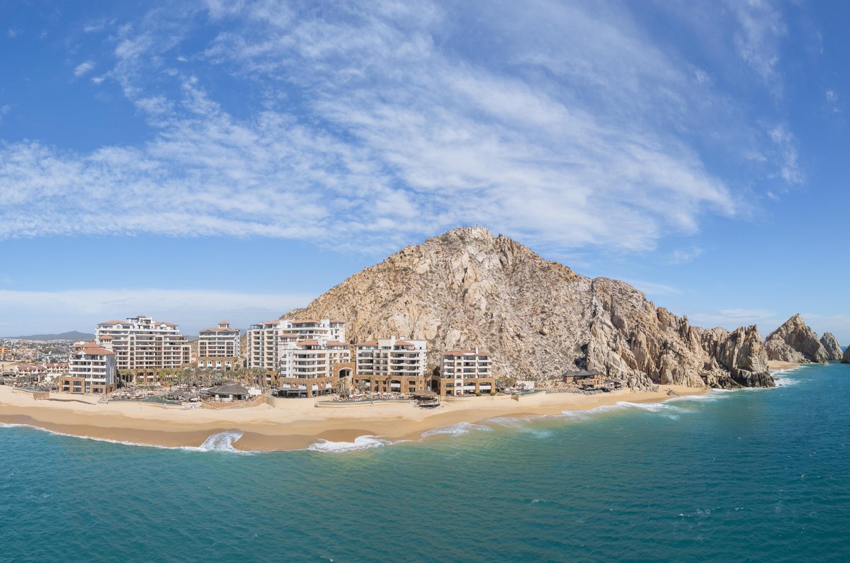This #WorldOceansDay, submerge yourself in marine life magic at Land’s End—where the lively waters of the Sea of Cortez meet the deep blue hues of the Pacific. 🌊💙