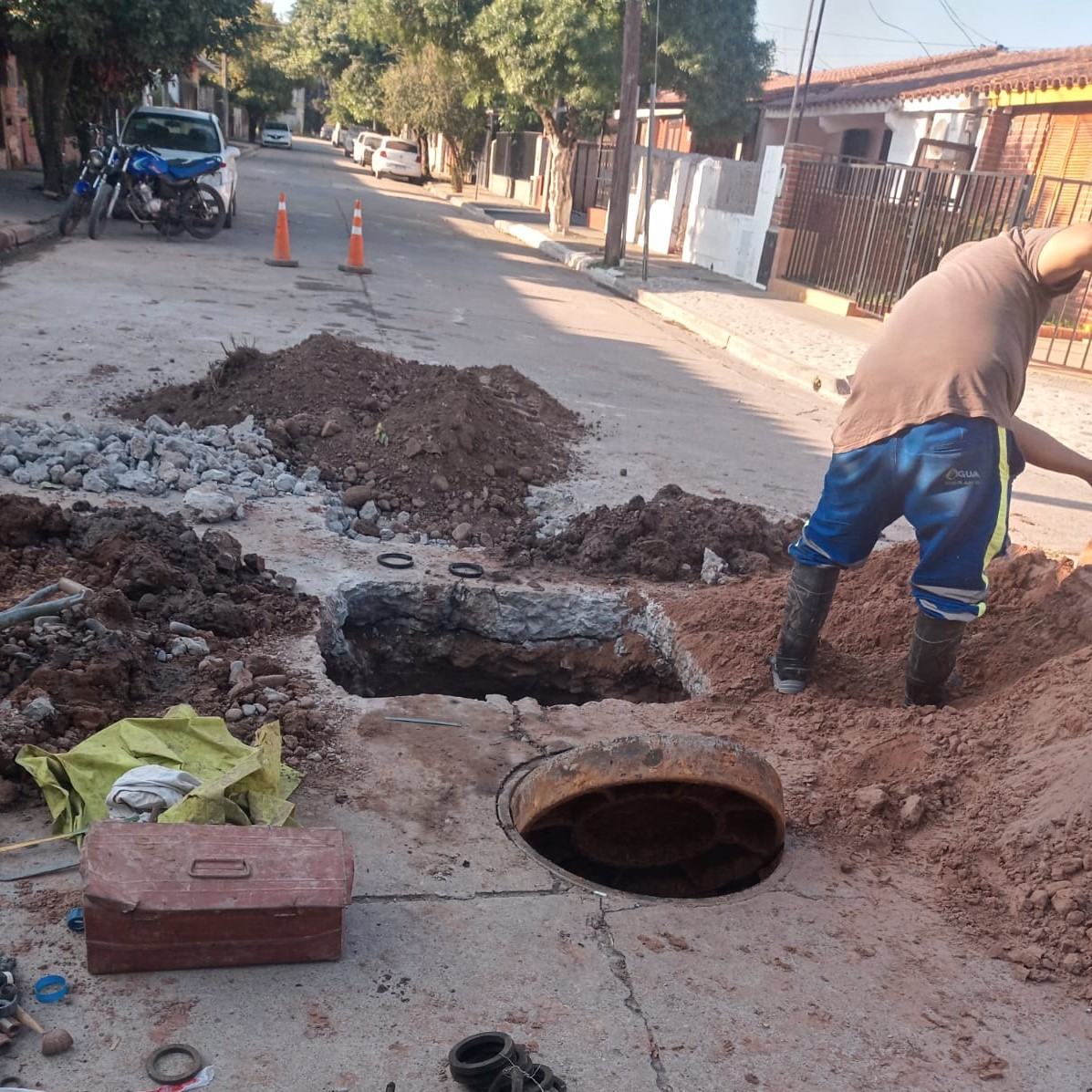 AguaJujuy's tweet photo. #LibertadorGeneralSanMartín
💧 AGUA POTABLE DE JUJUY SOLUCIONÓ IMPORTANTE PÉRDIDA 💧

🚧 Agua Potable de Jujuy ejecutó trabajos de reparación en Libertador General San Martín, donde una pérdida de agua potable afectaba a la red de distribución en el barrio Herminio Arrieta. https://t.co/I6fiKlLeJ8