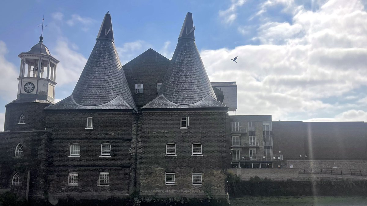gauravdubs's tweet photo. A short and sunny morning run complete 🧙‍♀️🧙
(3.2km, 5’30”/km)

#running #runnershigh #solorun #chilledrun #fitness #photography #london #eastlondon #sunnyday #spring #springtime #building #architecture #witchhat #streetart #graffiti https://t.co/cG06WH6UTx