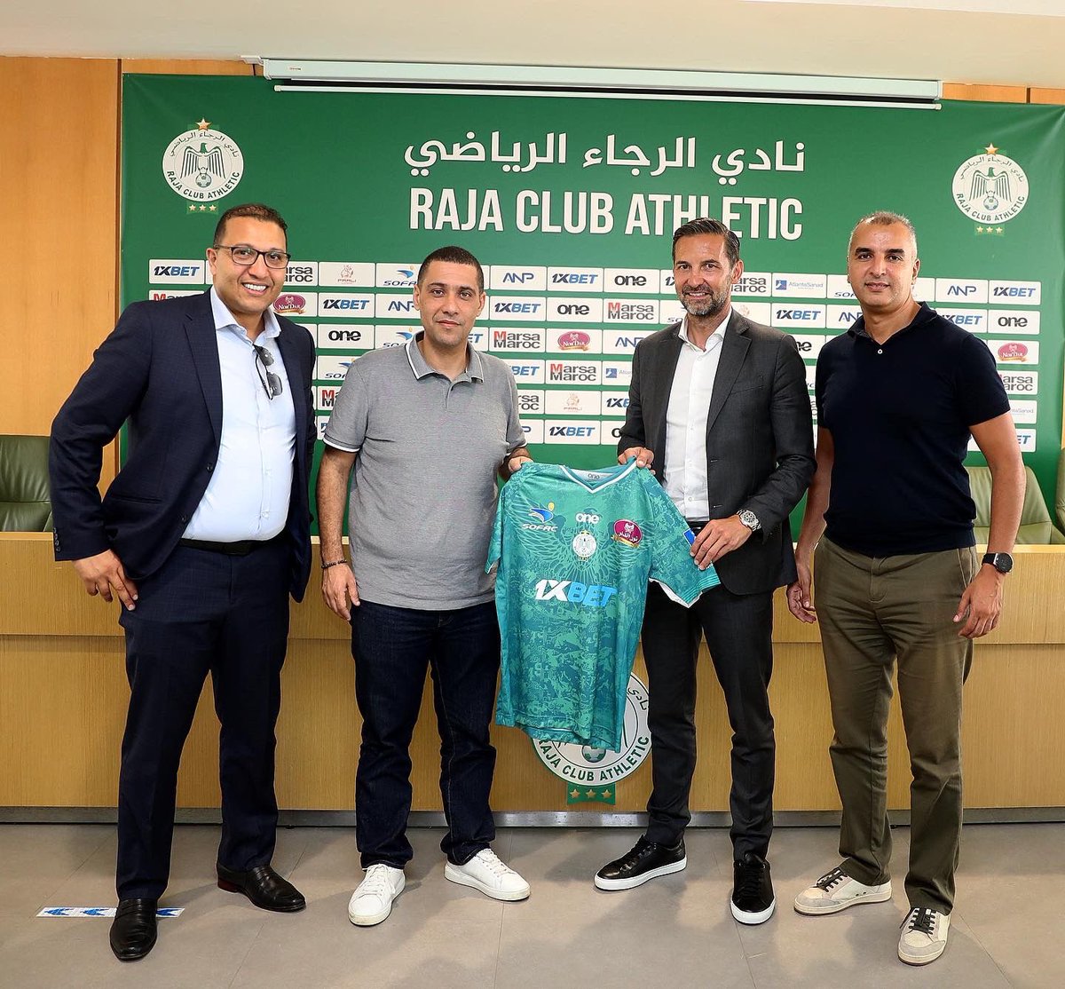 RCAofficiel's tweet photo. من مراسيم توقيع مدربنا الجديد جوزيف زينباور🇩🇪🦅🇲🇦 https://t.co/klSdeLUkhB