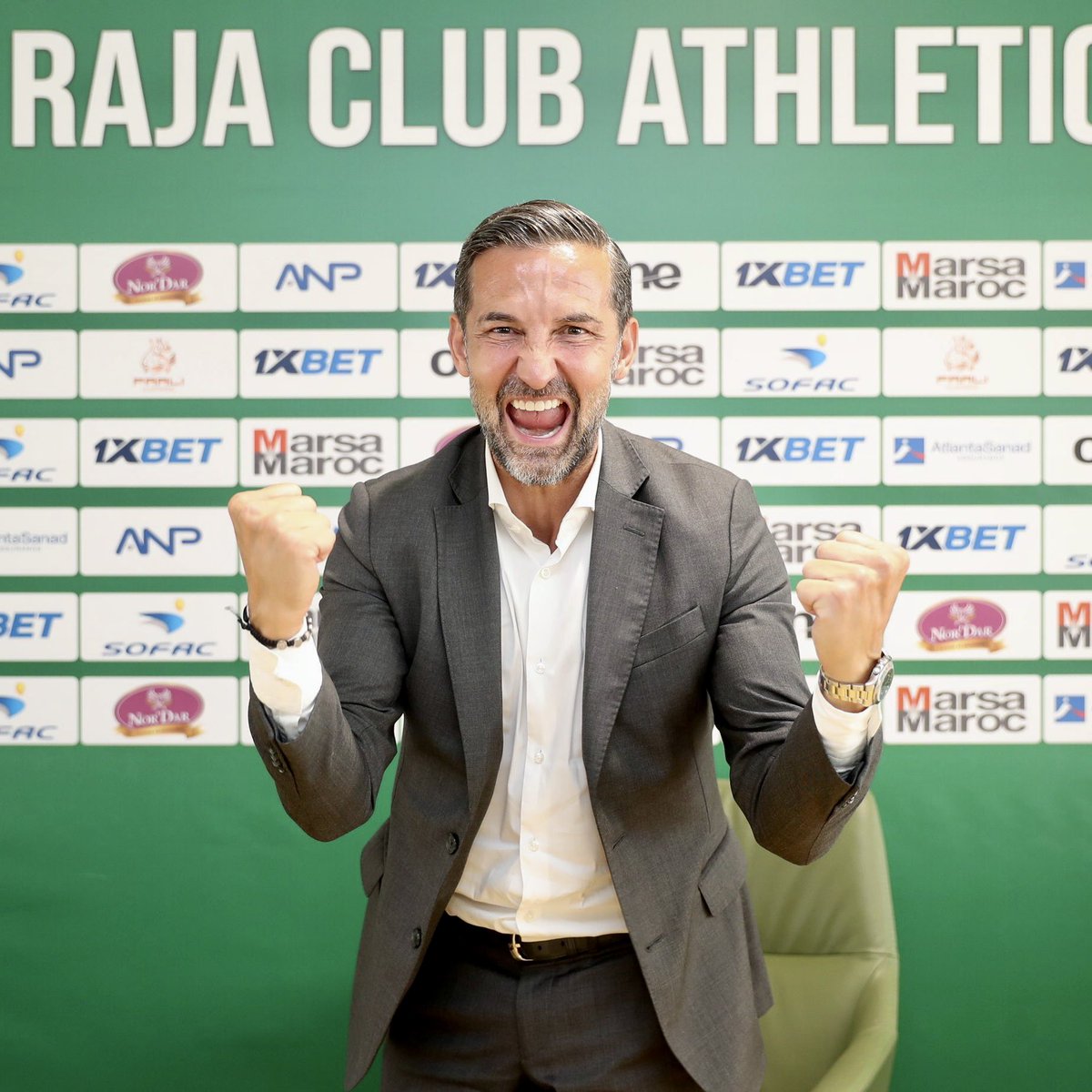 RCAofficiel's tweet photo. من مراسيم توقيع مدربنا الجديد جوزيف زينباور🇩🇪🦅🇲🇦 https://t.co/klSdeLUkhB