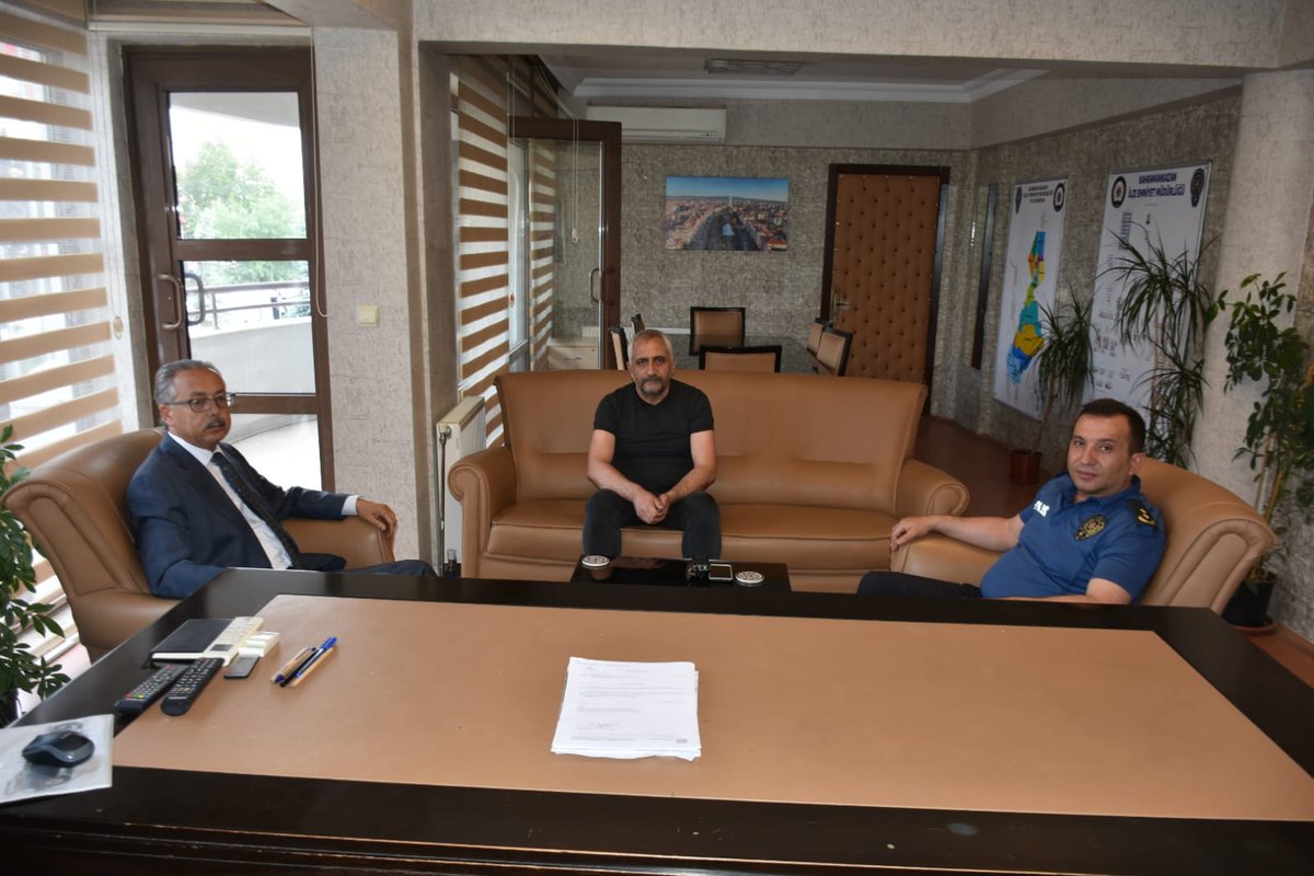 Kaymakamımız A.Selim PARLAR 3. Sınıf Emniyet Müdürlüğünden 2. Sınıf Emniyet Müdürlüğüne terfi eden İsmet YÜZÜGÜLLÜ ve Komiserlikten Baskomiserliğe terfi eden Ekrem ASLAN'ı ziyaret etti. Kendilerini tebrik eder başarılarının devamını dileriz.