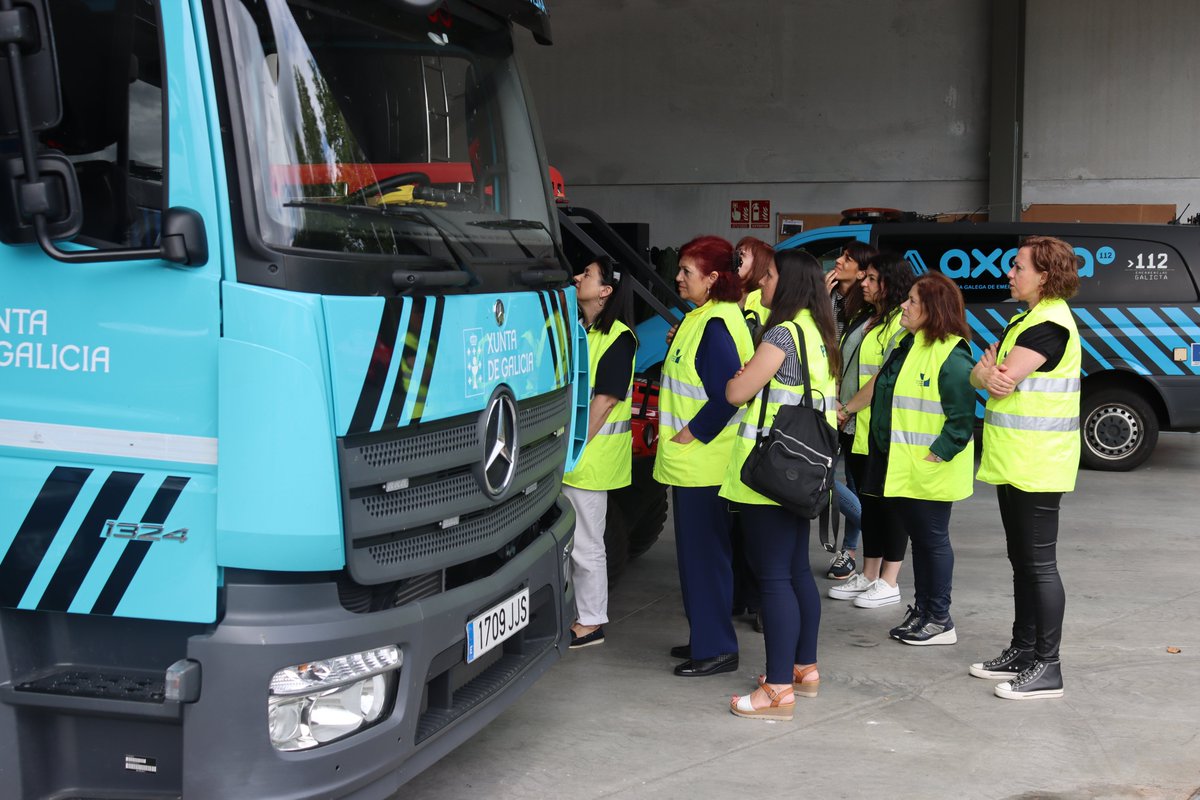 112Galicia's tweet photo. Na xestión das graves emerxencias contamos cun recurso profesional e especializado na atención psicolóxica 🫂

Son @s integrantes do GIPCE do @copgalicia cos que @Xunta mantén un convenio de colaboración con anos de vixencia 🤝

Grazas pola visita, compañer@s https://t.co/97Xuk13dfN