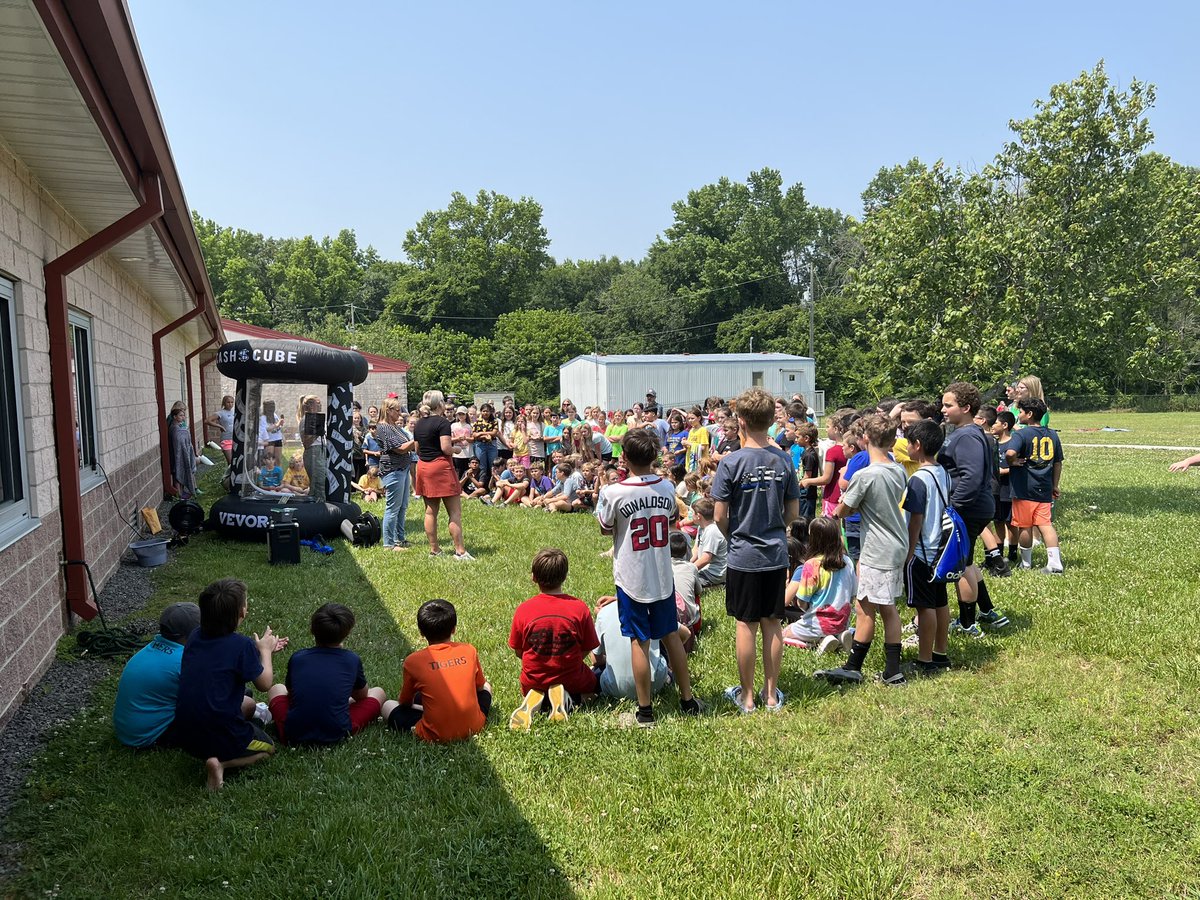 FairviewESNC's tweet photo. EOG incentives going down!! 🙌🎉💜💛💸 Any student who showed growth went in drawing for gift card. Passing scores drawn for money machine! 10 seconds to grab 💰! FVES proud 🙌🎉 @AGHoulihan @jttopp @UCPSNC #fairviewfamily #TeamUCPS #whatcovid #wewantaB https://t.co/3RiOxcJKO2