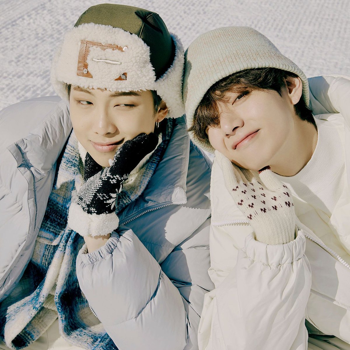portalKNJ's tweet photo. Há 6 anos, #RM e #V lançavam '네시 (4 O'CLOCK)' para o BTS FESTA 2017.

A música que foi produzida e escrita pelo Namjoon e Taehyung está disponível apenas no SoundCloud e possui mais de 91,4M de streams. HINO!

#6YearsWith4oClock @BTS_twt
🔗 (https://t.co/rlfgkAH623) https://t.co/oGvEg7uZug