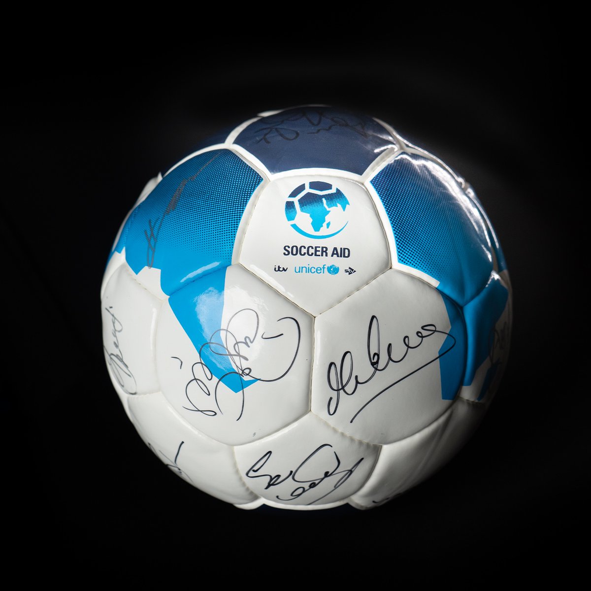 🔔 To celebrate our support of #SoccerAid for @unicef_uk, we are giving you the chance to
WIN a ball signed by 2022 players.

Enter the draw by:
Following <a href="/MatchWornShirt/">MatchWornShirt</a>
Following <a href="/socceraid/">Soccer Aid</a>
Retweeting this

🎉 The Winner will be announced on the 10th of June at 3:00 pm (BST)