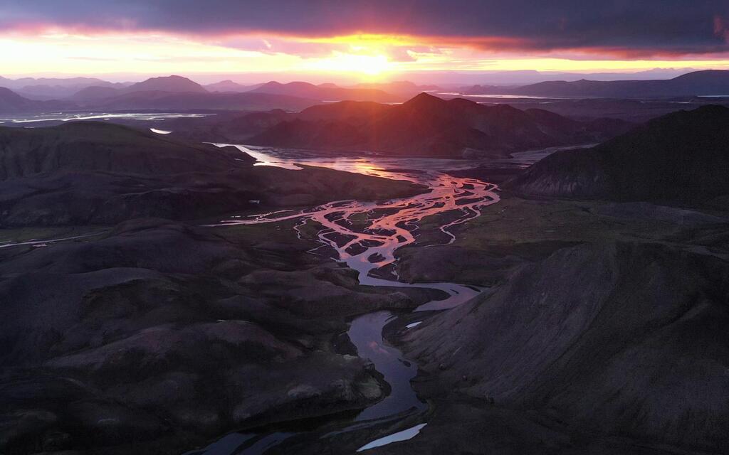 MovieNight_apps's tweet photo. Probably the most beautiful sunset I have ever seen. Iceland during summer in the highlands. [OC] [3200x2000] - IG: @glacionaut via https://t.co/AVlxmHXO0U 
#photography
#photooftheday
#hiking
#love
#mountains
#photo
#picoftheday
#nature
#fashion
#beautiful
#instaphoto
#photosh… https://t.co/r0UHYZv0i2