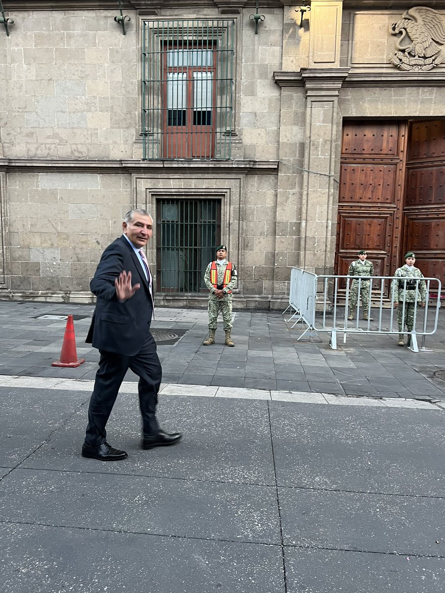 adan_augusto's tweet photo. De lunes a viernes, iniciamos desde temprano el Consejo de Seguridad en Palacio Nacional, y después el Presidente @lopezobrador_ informa al pueblo en la Conferencia Mañanera.

Esta forma de gobernar, cercana y honesta, llegó para quedarse.

Nunca más un gobierno sin su pueblo. https://t.co/GGUCdnE0Tb