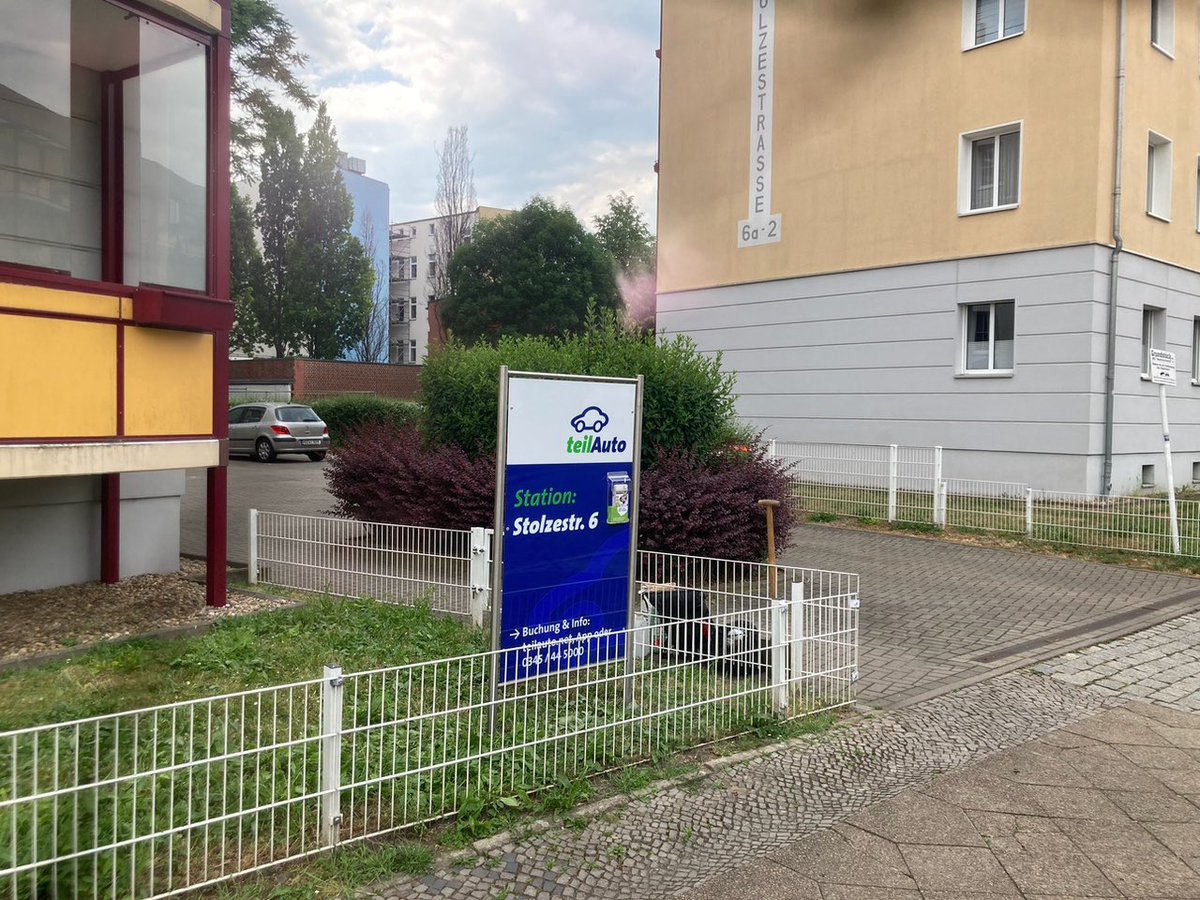 DieStadtfelder's tweet photo. #Magdeburg, Stolzestraße 6; wir kooperieren mit #teilAuto, das Laden der beiden E-Fahrzeuge erfolgt auch über den regenerativ selbsterzeugten Strom unserer Wohnungsgenossenschaft. https://t.co/D7c2rlYe9b
