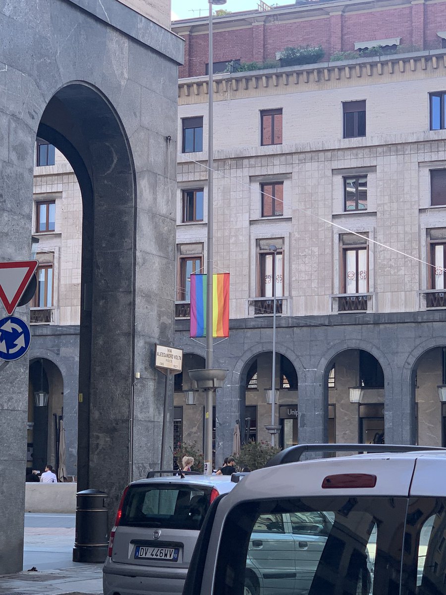 gabrygabr's tweet photo. La propaganda invertita è arrivata in centro a Varese #TimCula #FamiglieAnobaleno https://t.co/mS9VY4I5ez