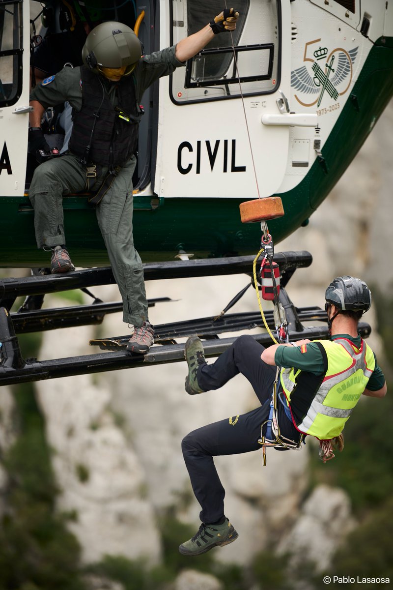 plasaosa's tweet image. El #GREIM de @guardiacivil durante prácticas de rescate en #Navarra @NavarraGC