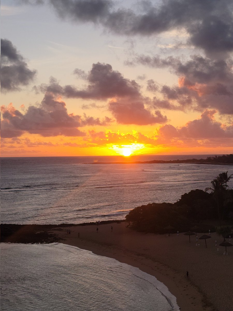 stlsnethenahs's tweet photo. Sunset and Sunrise in Hawaii https://t.co/2wIGqQK7xV