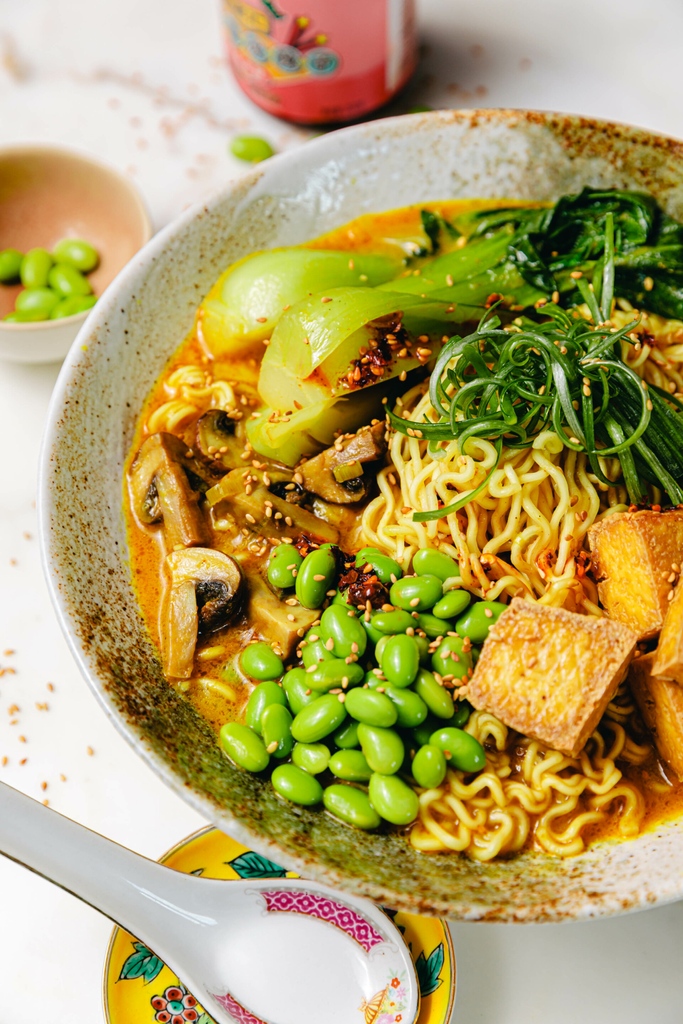 eatthisorg's tweet photo. ᵂᴱᴿᴮᵁᴺᴳ Einfacher gehen vegane Ramen nur noch nach dem Prinzip „Tüte auf“. Wir machen uns in 15 Minuten leckerste Kokos-Curry-Ramen mit einer cremigen Umami-Brühe, knusprigem Tofu, eifreien Mie-Nudeln, Edamame und Pak Choi. 🍜🥬 https://t.co/iCwacsmzzQ https://t.co/oQINNmh6EY